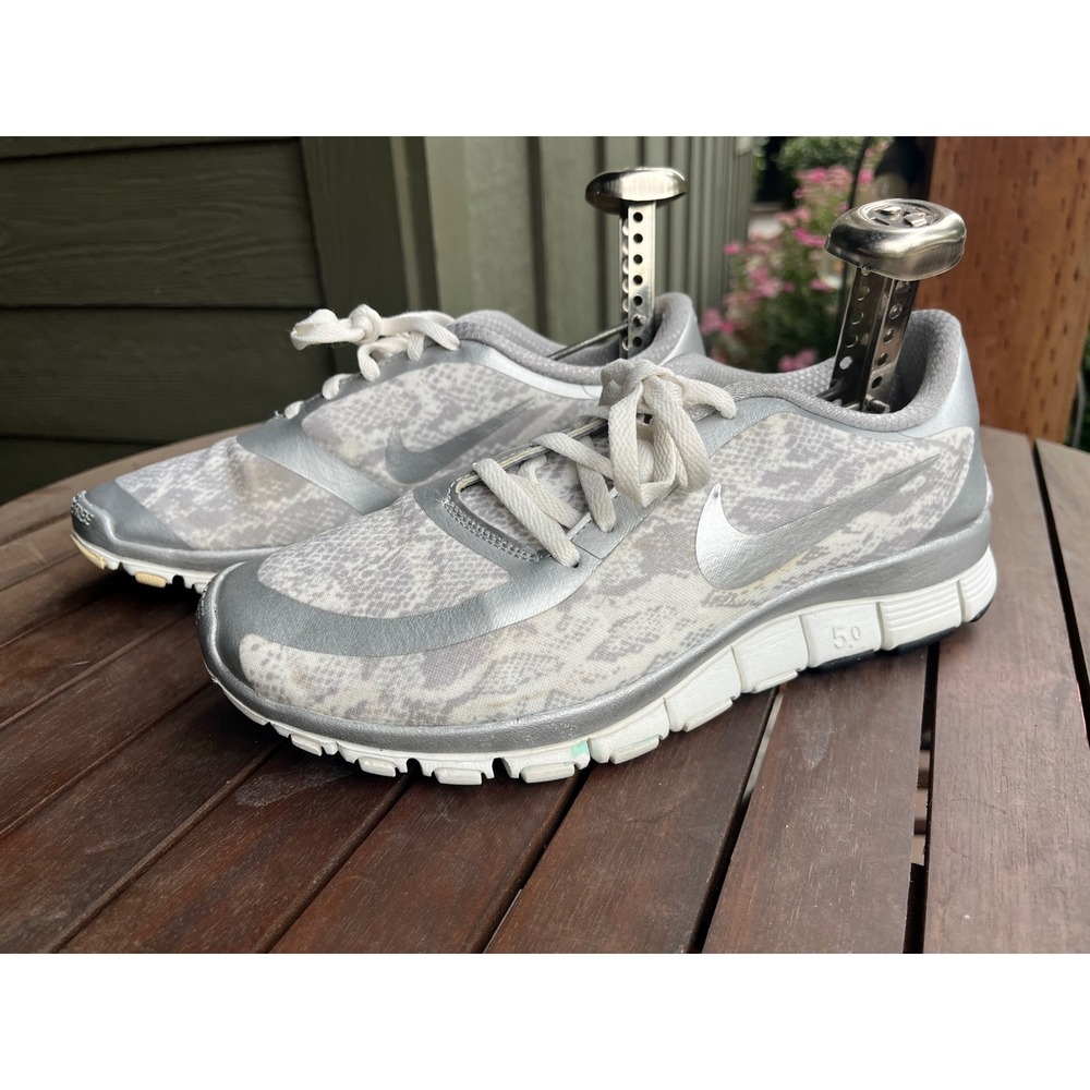 Nike Free 5.0 Sneakers Womens 8.5 Silver Snakeskin Metallic Running 695168-002